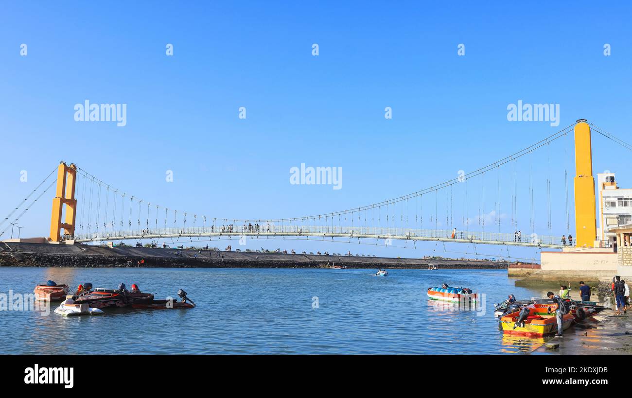 INDIEN, GUJARAT, DWARKA, Oktober 2022, Tourist im Sudama Setu, einer Fußgängerhängebrücke am Fluss Gomati, wurde 2016 eröffnet Stockfoto