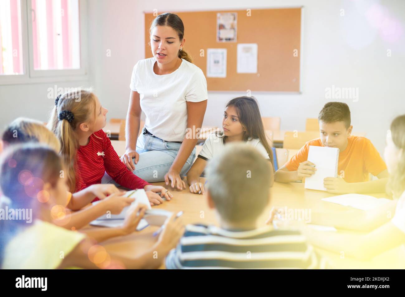 Schüler und Lehrer Brainstorming runden Tisch in der Schule Klassenraum Stockfoto