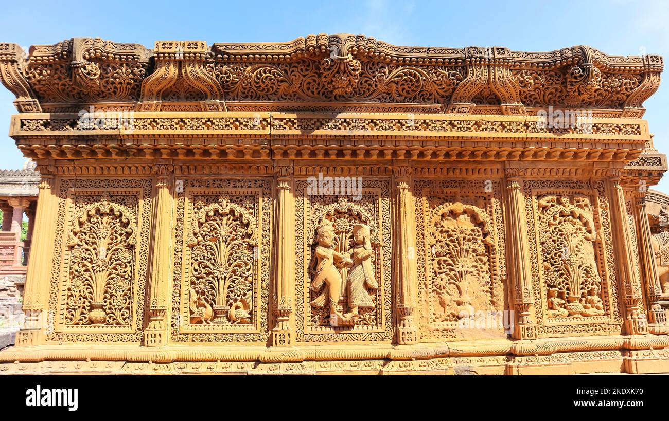 Tanzende Paarskulptur auf königlichen Cenotaphen der Nekropole Bhuj, Chhatedi, Nekropole Bhuj, Gujarat, Indien. Stockfoto