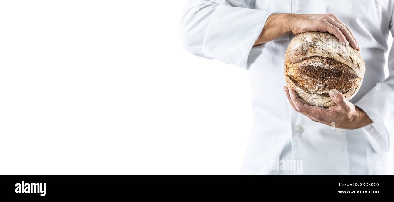 Ein knuspriger Laib frisches Brot in den Händen des Bäckers - isoliert auf Weiß. Stockfoto