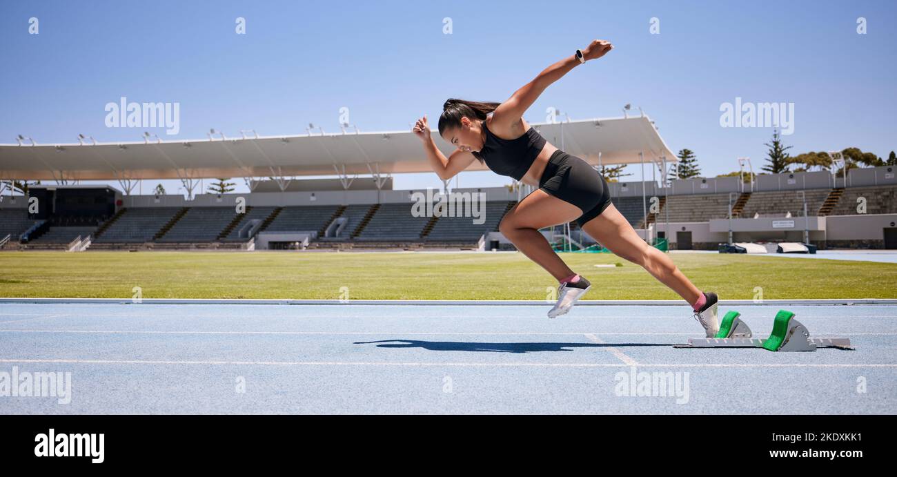 Fitness, Start und Laufen mit Frau im Stadion für Sport, Training und Marathon auf der Rennstrecke. Schnell, Action und Cardio mit Läufer des Wettbewerbs Stockfoto
