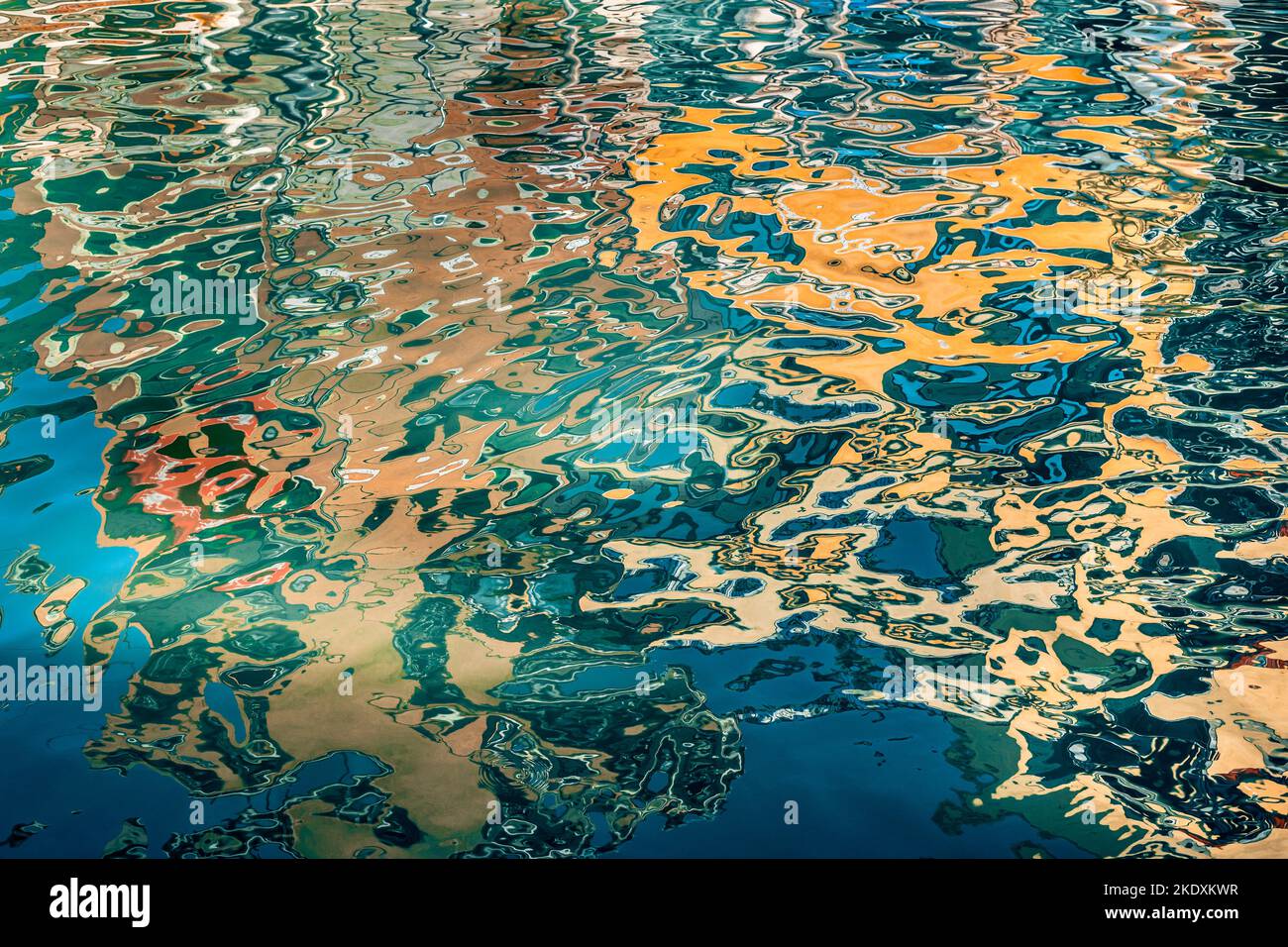 Bunte Spiegelungen von Gebäuden im Wasser eines venezianischen Kanals Stockfoto