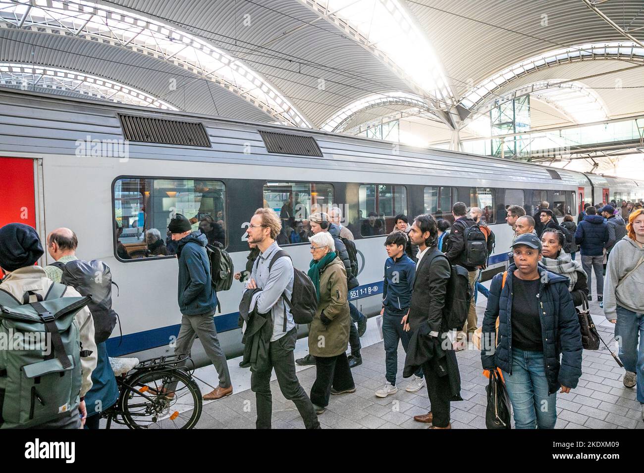 Die Abbildung zeigt den Bahnhof von Leuven während eines nationalen Aktionstages aller Gewerkschaften, Mittwoch, 09. November 2022, in Leuven. Der Aktionstag gilt für alle öffentlichen und privaten Dienste. BELGA FOTO HATIM KAGHAT Stockfoto