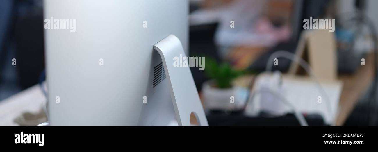 Computermonitor mit Aufkleber im Büro Stockfoto