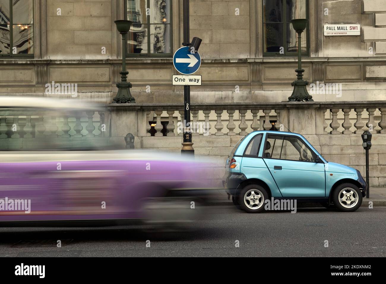 G WIZ Elektroauto. Parken auf einem Parkmesser in der Pall Mall London SW1. Diese Autos parken kostenlos in Westminster und vermeiden Staugebühren. Stockfoto