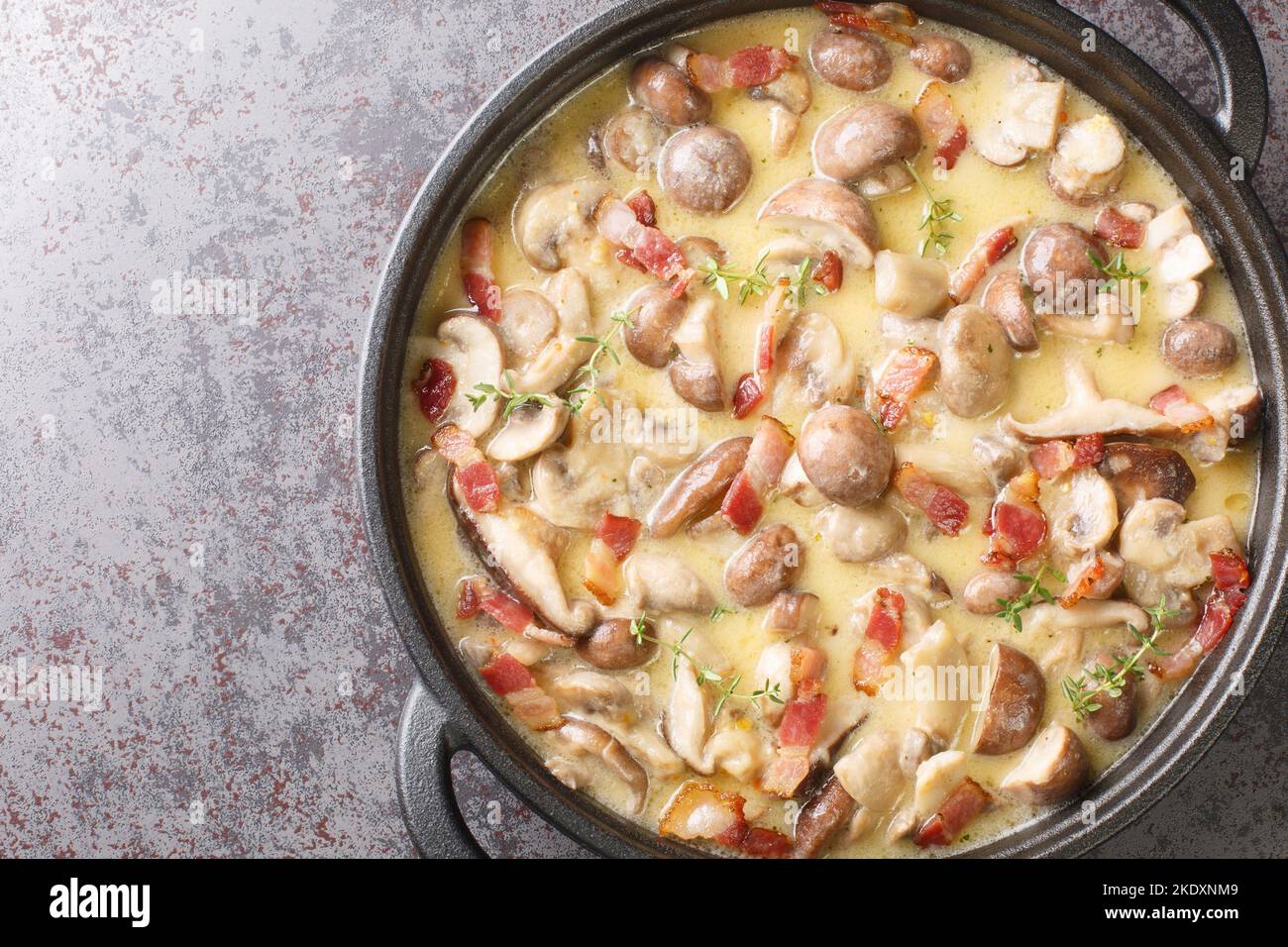 Geschmorte Champignon-Pilze in einer würzigen cremigen Weinsauce mit ...