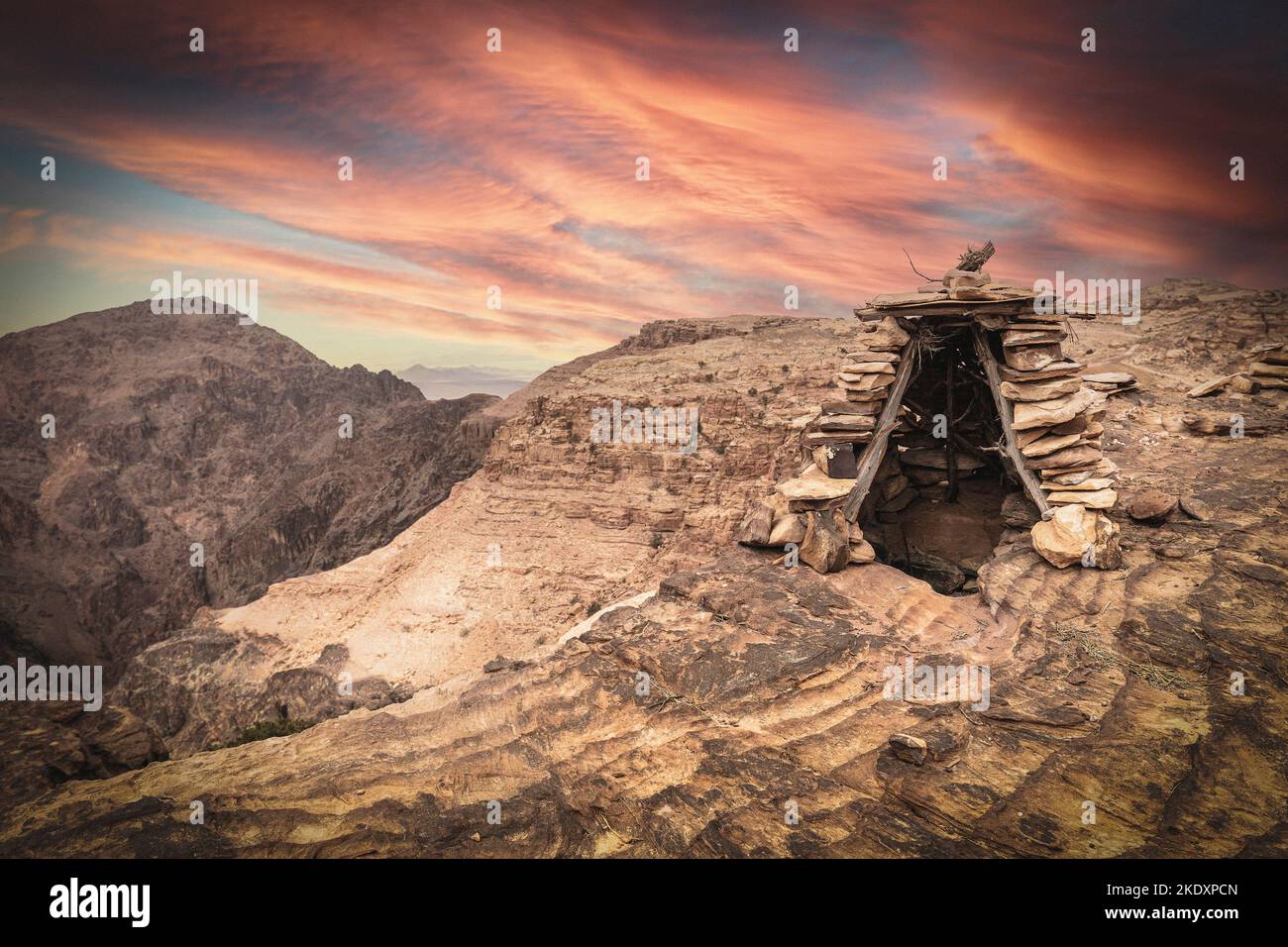 Steinversteck auf den malerischen Bergpfaden von Petra. Jordanien Stockfoto