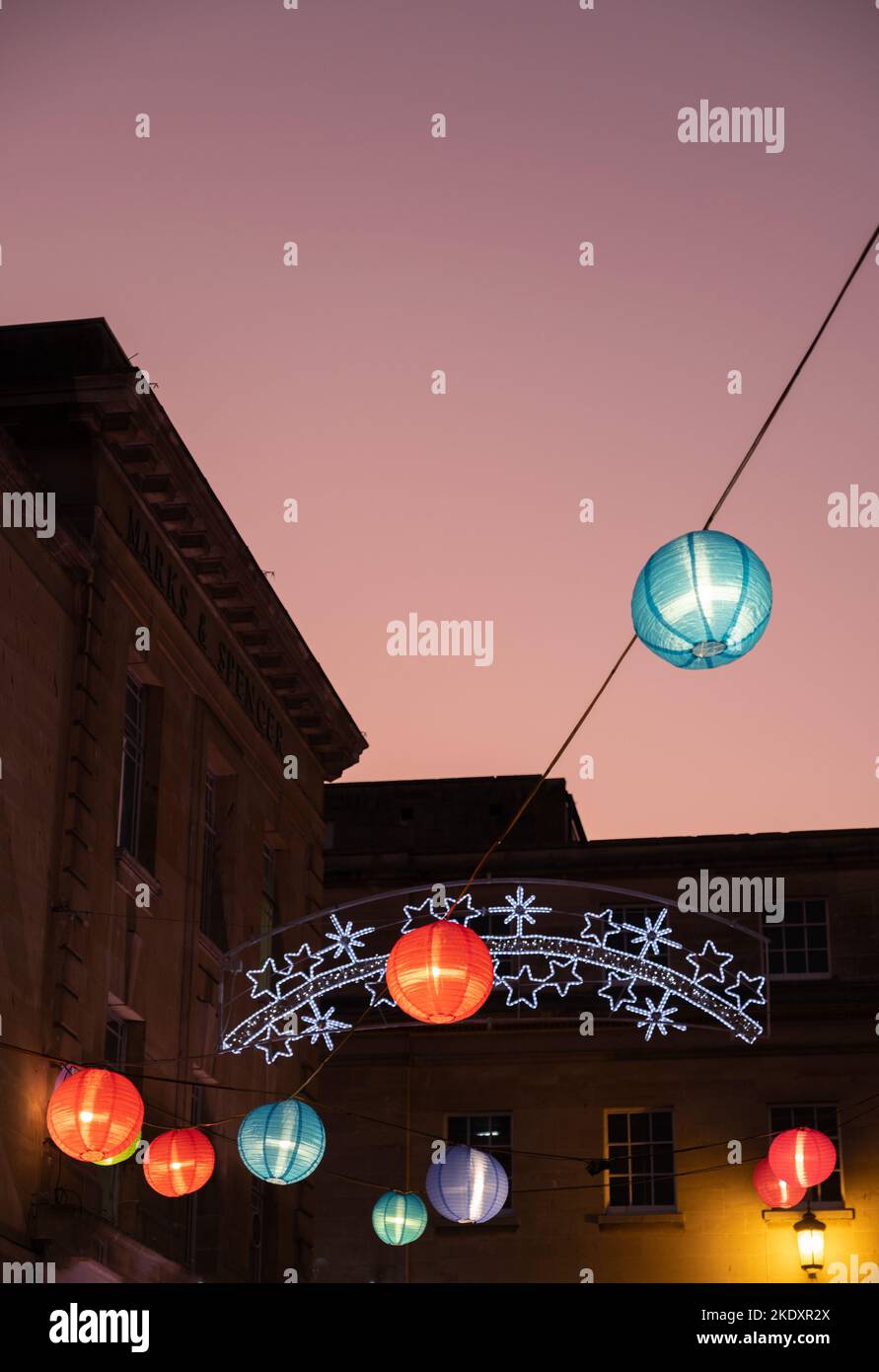 Hängende chinesische Weihnachtslaternen in den Straßen von Bath. Stockfoto