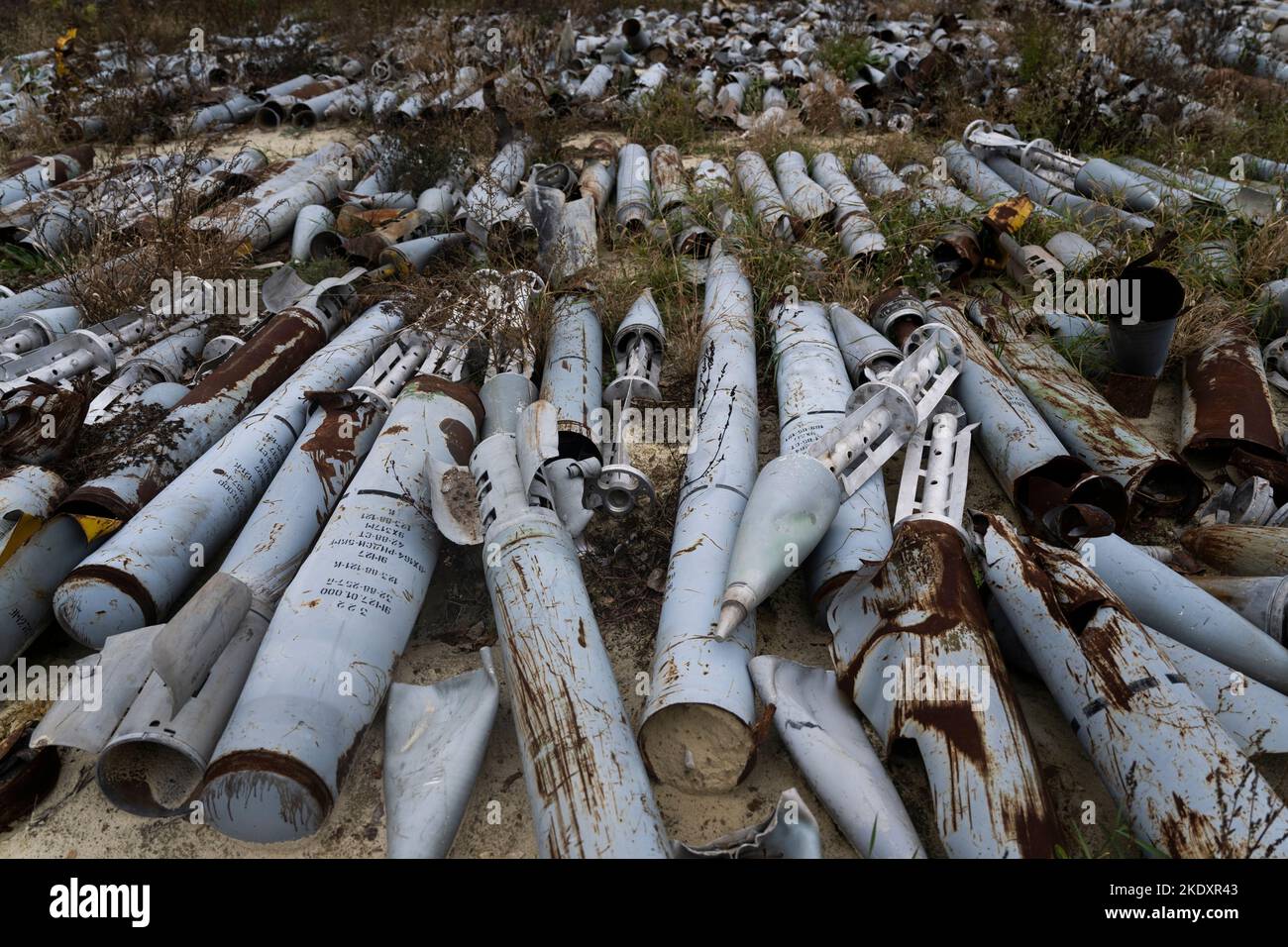 Charkow, Ukraine. 08.. November 2022. Ein Friedhof mit Raketen und ...