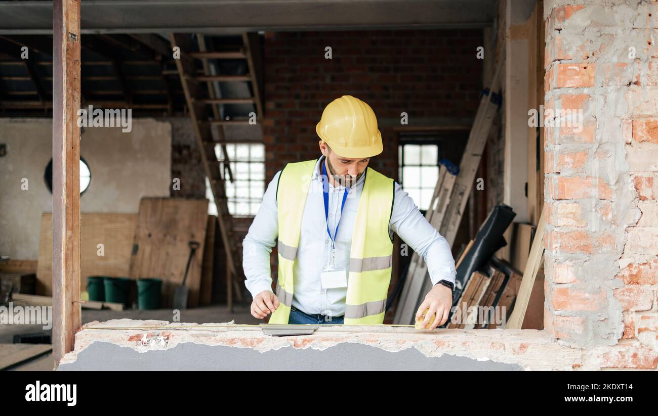 Bau, Bauleiter Mann und Handwerker Auftragnehmer messen auf Architektenprojekt. Industrie-, Ingenieur- oder Bauarbeiter planen und Stockfoto