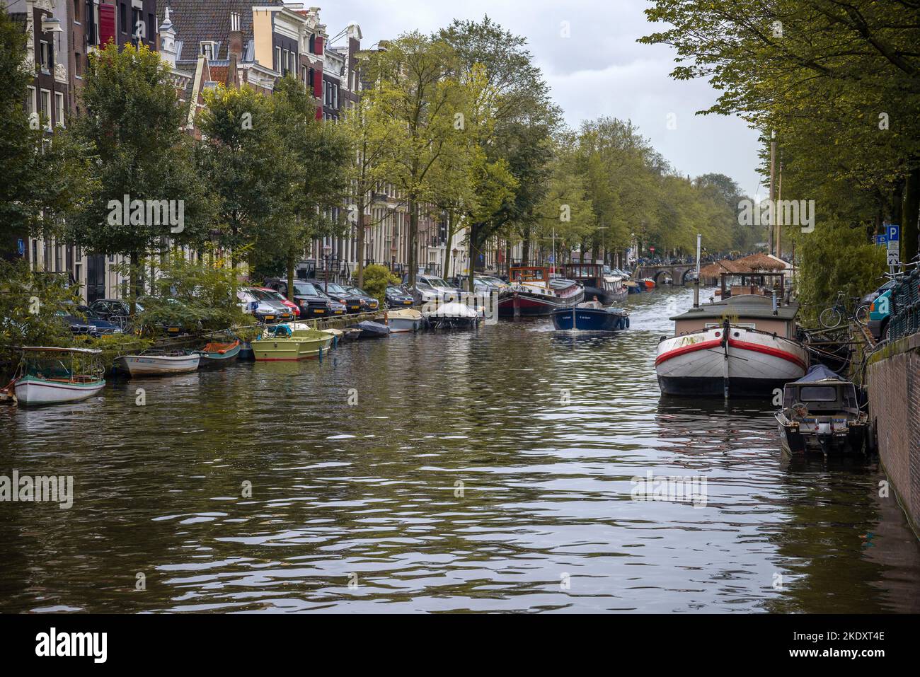AMSTERDAM, NIEDERLANDE - 30. SEPTEMBER 2017: Trüber Tag auf den Grachten von Amsterdam Stockfoto