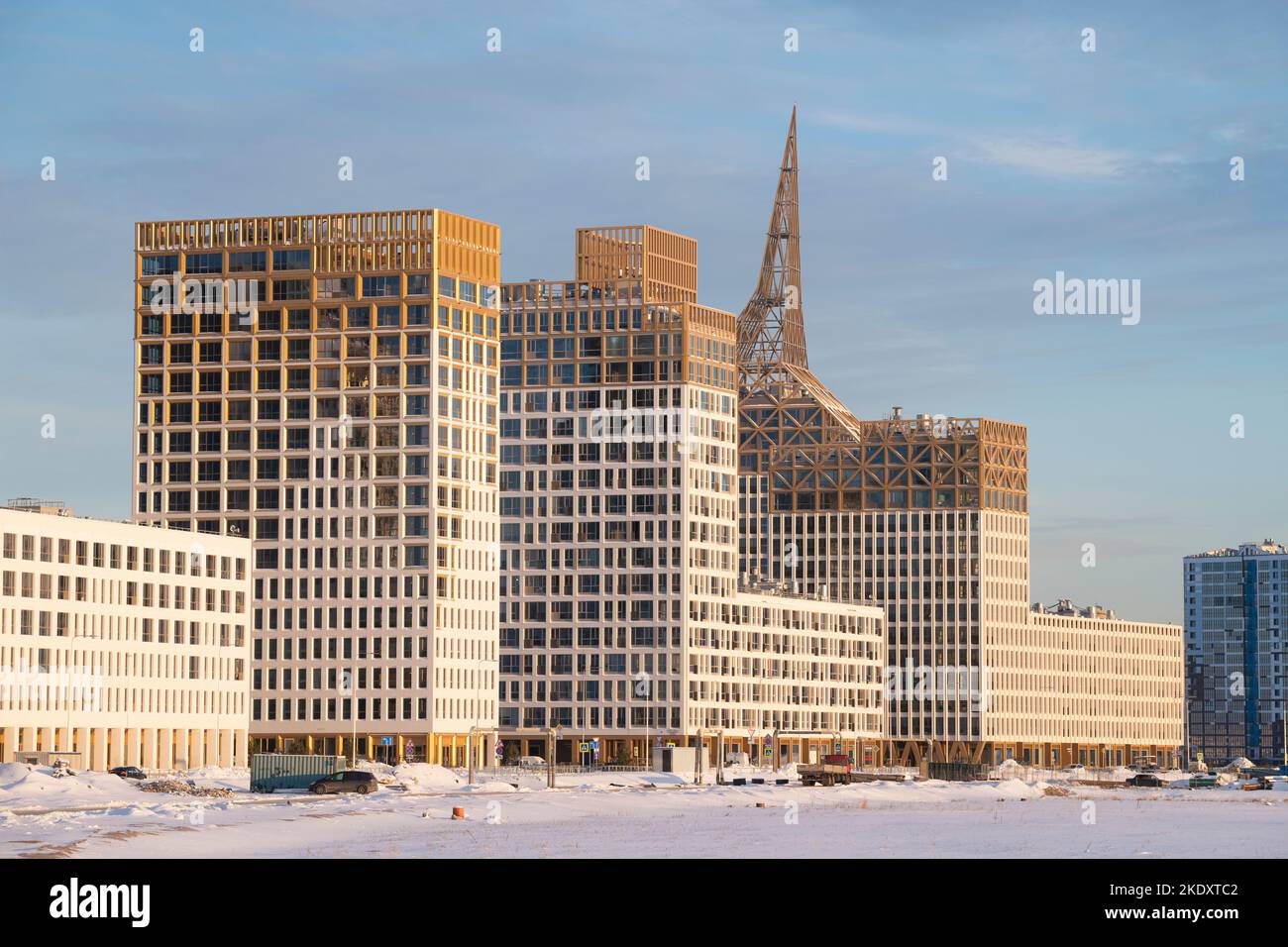 SANKT PETERSBURG, RUSSLAND - 10. DEZEMBER 2021: Neuer moderner Wohnkomplex „Goldene Stadt“, erbaut auf den schillernden Gebieten der Wassiljewski-Insel Stockfoto