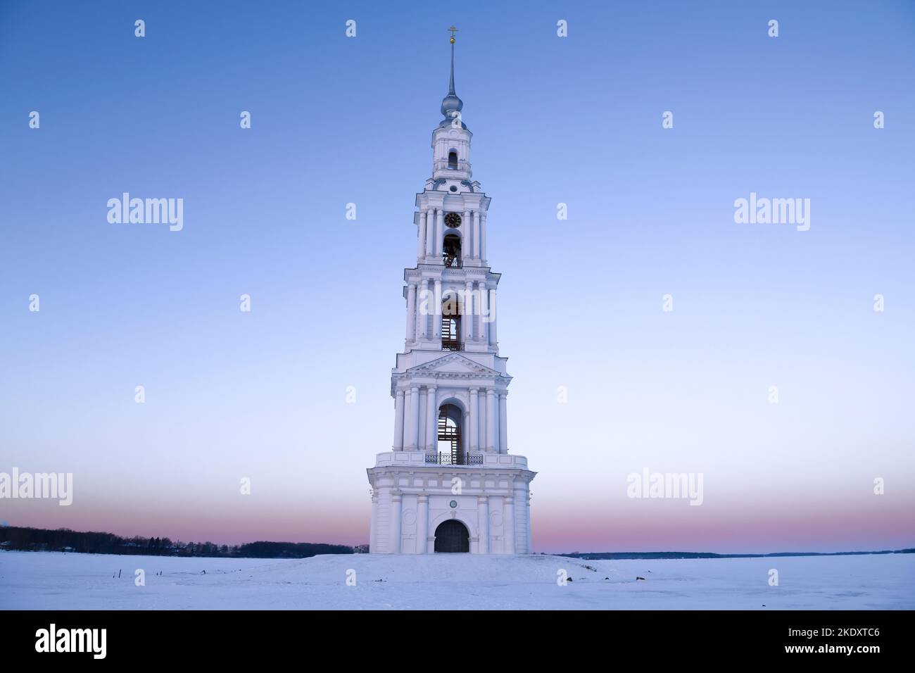 Antiker überfluteter Glockenturm der St. Nikolaus Kathedrale auf dem Uglich Stausee in der Januardämmerung. Kalyazin. Region Twer, Russland Stockfoto
