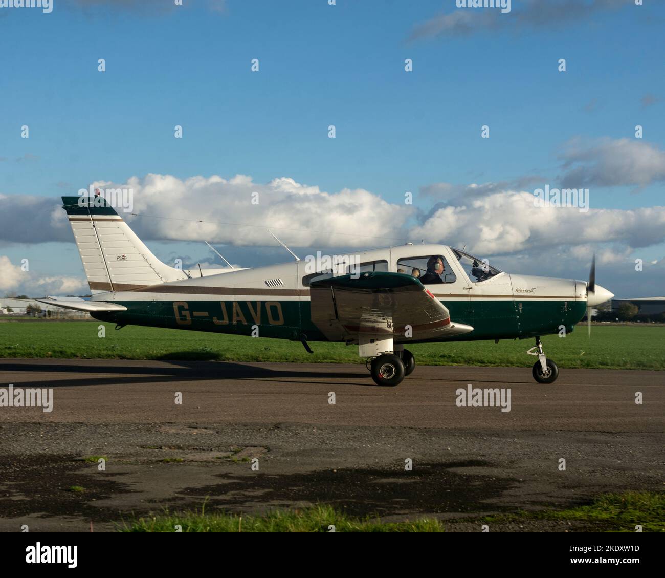 Piper PA -28-161 Cherokee Krieger II Wellesbourne Airfield, Warwickshire, Großbritannien (G-JAVO) Stockfoto