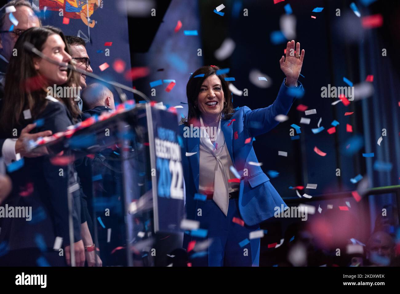 Die Gouverneurin Kathy Hochul feiert am 8. November 2022 bei der Wahlnacht-Party im Capitale die erfolgreiche Wahl für die gesamte Amtszeit Stockfoto