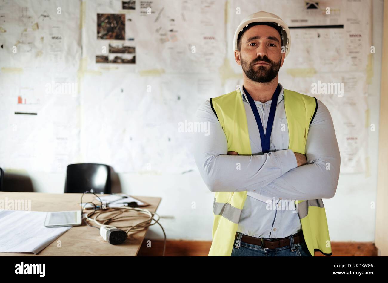 Bauarbeiter, Porträt und Mann mit gekreuzten Armen im Büro oder auf der Baustelle für Architekturprojekt. Architekt, Ingenieur oder seriöser Mann Stockfoto