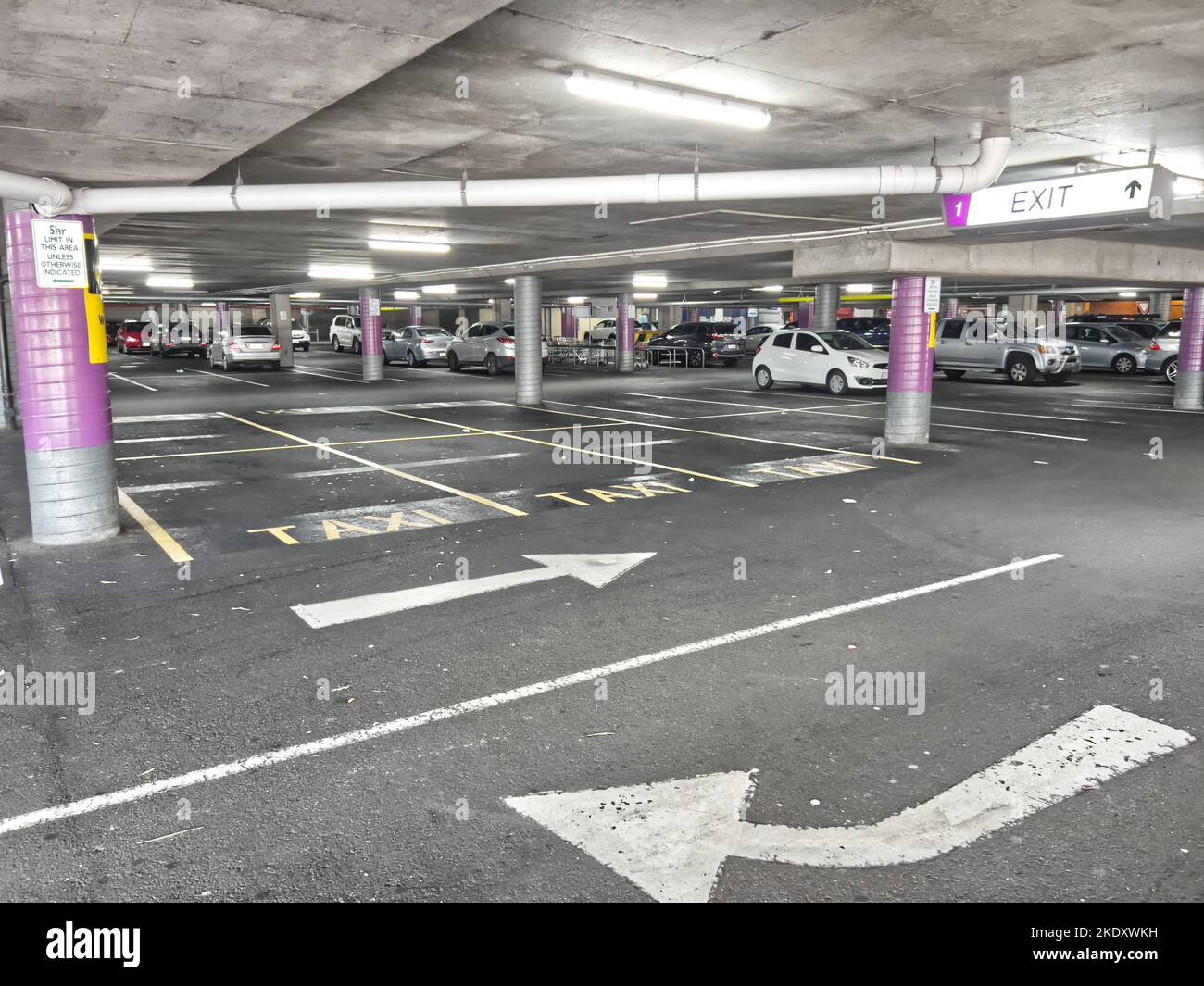 Autos ohne Leute parken Stockfoto