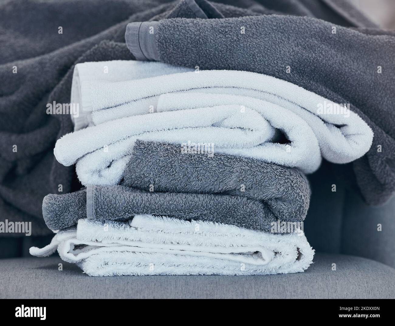 Handtücher, sauber und Wäsche mit Textur und Stoff für die Reinigung und Hygiene in der Gastronomie oder zu Hause. Frisches Waschen, Reinigung oder Haushalt Stockfoto