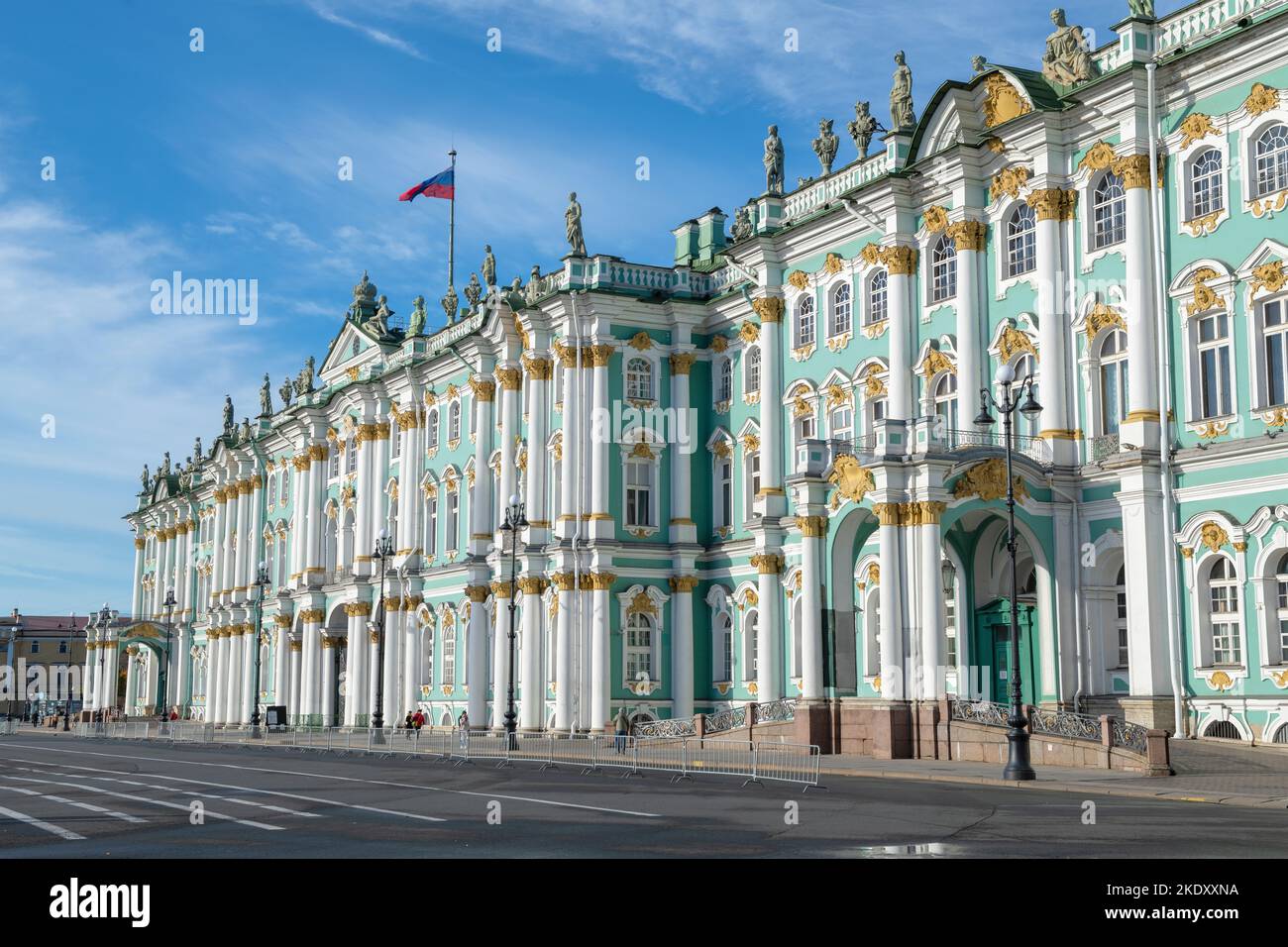 SANKT PETERSBURG, RUSSLAND - 24. OKTOBER 2022: An einem sonnigen Oktobertag im Winterpalast (Hermitage Museum) Stockfoto