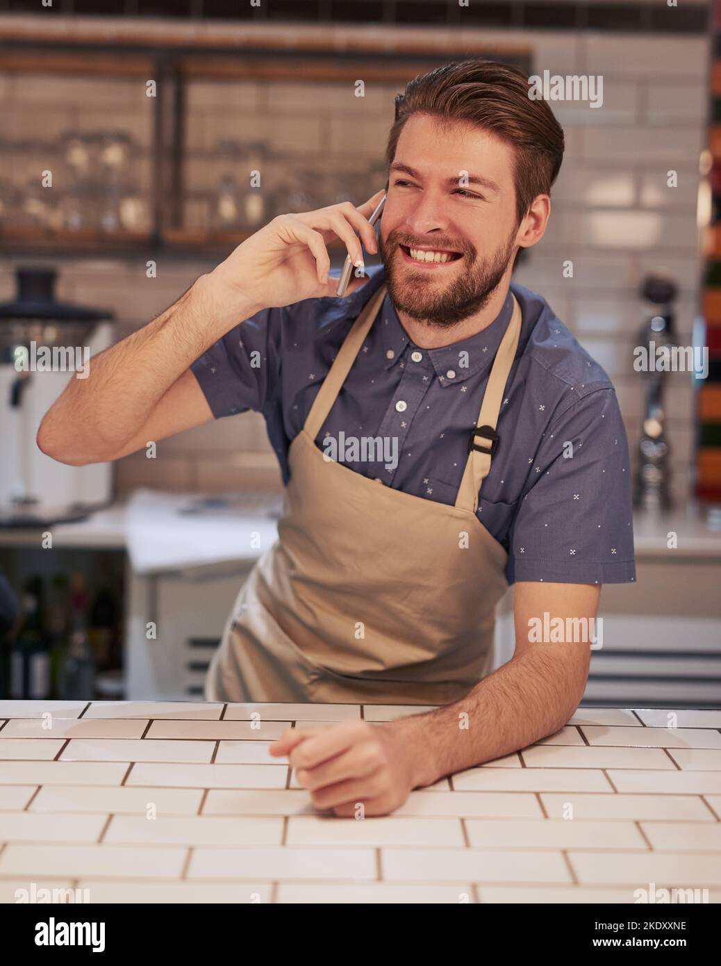 Ja, das ist der berühmteste Kaffeetrinkplatz. Ein hübscher junger Mann, der in einem Café arbeitet. Stockfoto