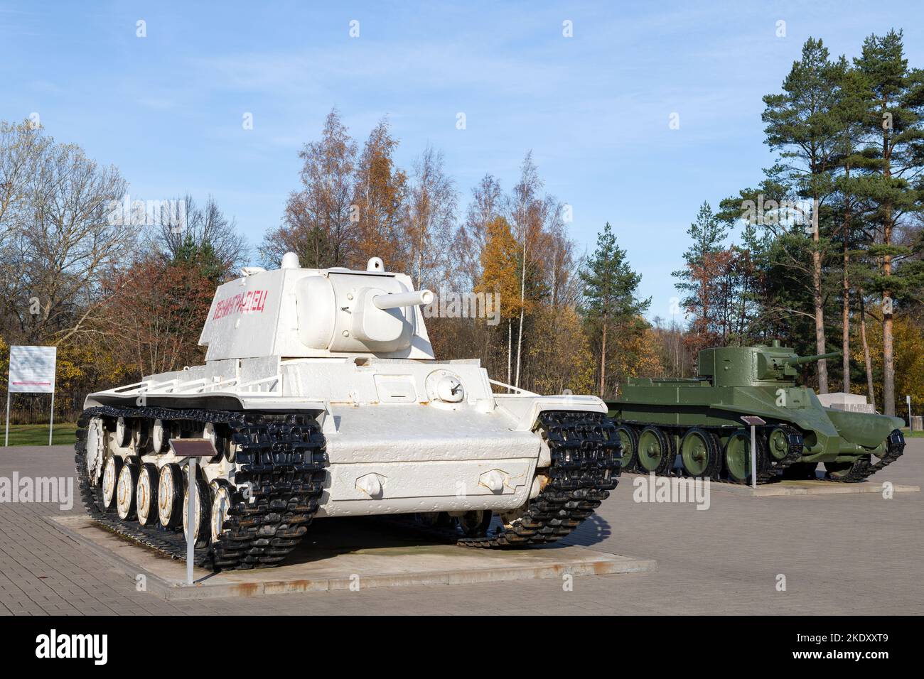 SANKT PETERSBURG, RUSSLAND - 24. OKTOBER 2022: Sowjetische Panzer der KV-1 und BT-5 in der Straßenausstellung des Museums "Durchbruch der Belagerungswalle von Lening Stockfoto