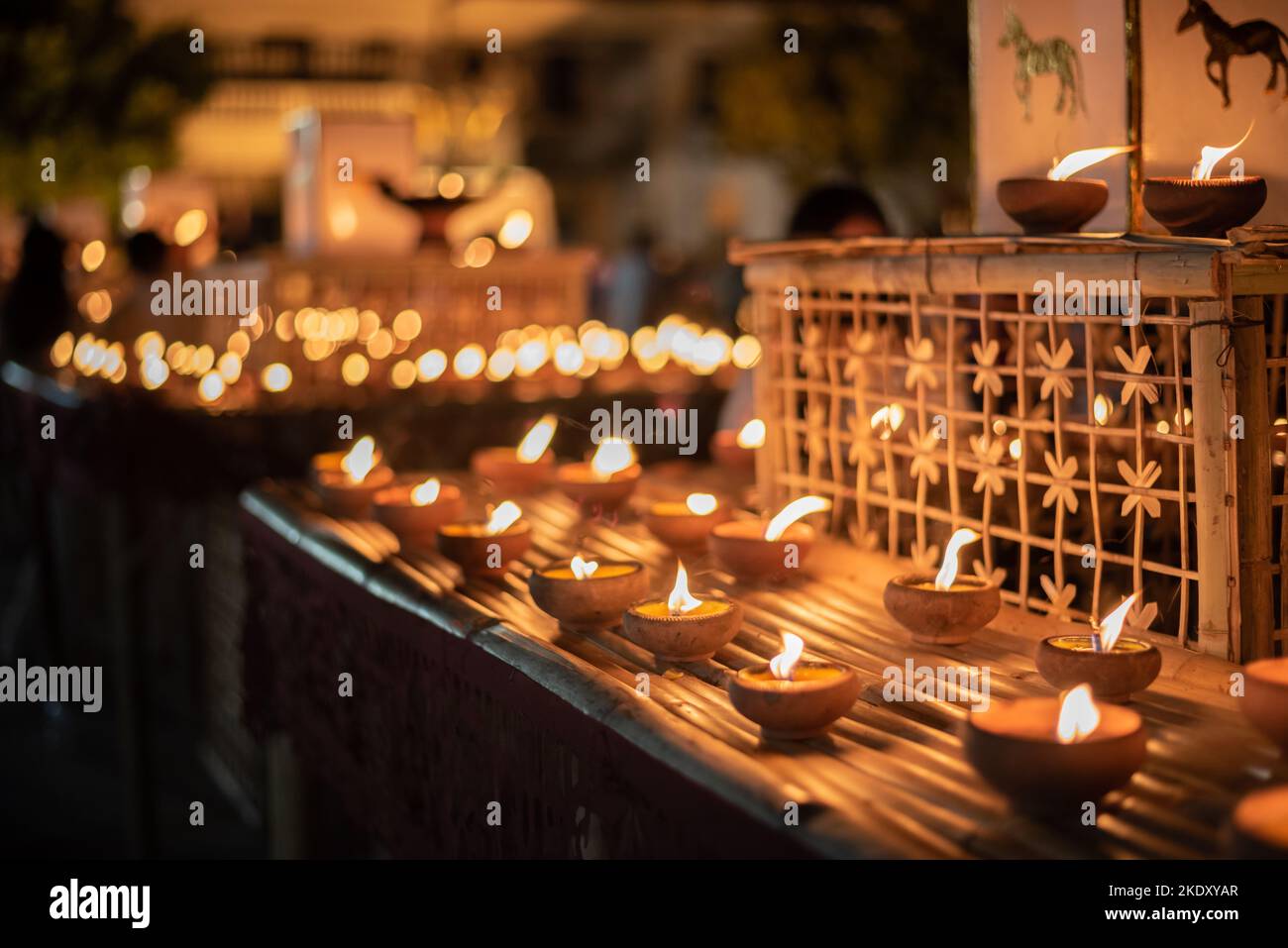 Kerzen im Laternen-Festival abfeuern. Chiangmai, Thailand. Stockfoto