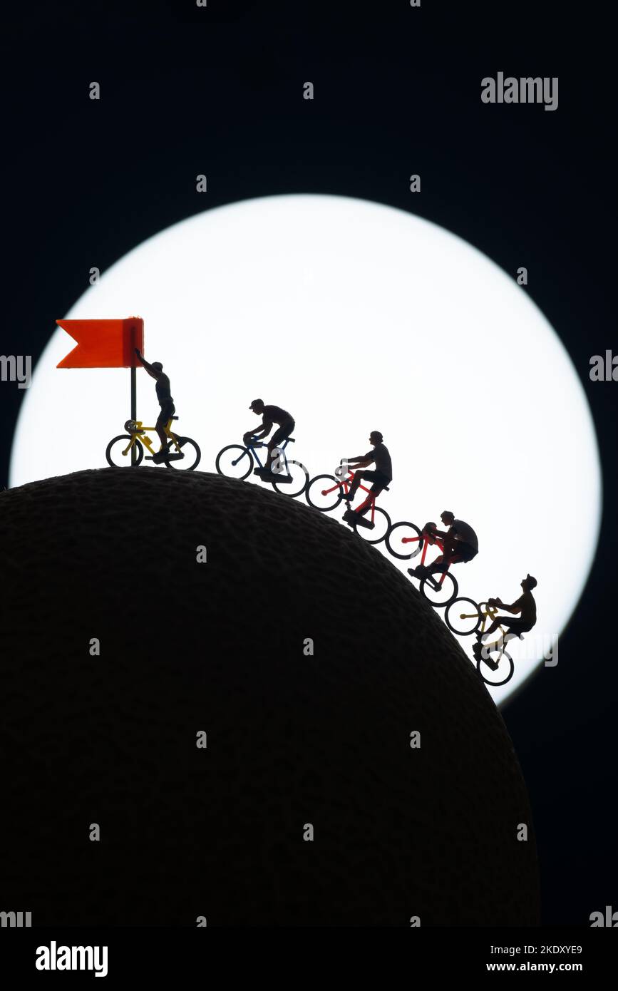 Silhouette Miniatur-Spielzeug - Rennradfahrer nähert sich Ziellinie, Feier Konzept. Stockfoto
