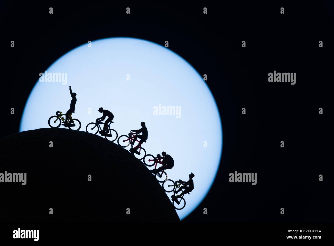 Silhouette Miniatur-Spielzeug - Rennradfahrer nähert sich Ziellinie, Feier Konzept. Stockfoto