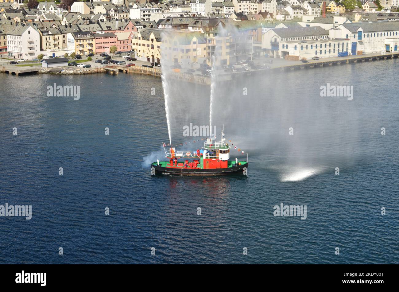 norwegian Harbour wird mit einem Feuerboot mit Fontain begrüßt Stockfoto