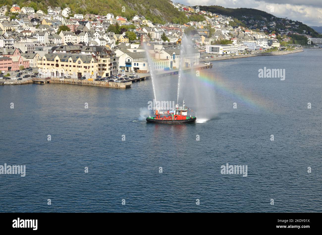 norwegian Harbour wird mit einem Feuerboot mit Fontain begrüßt Stockfoto