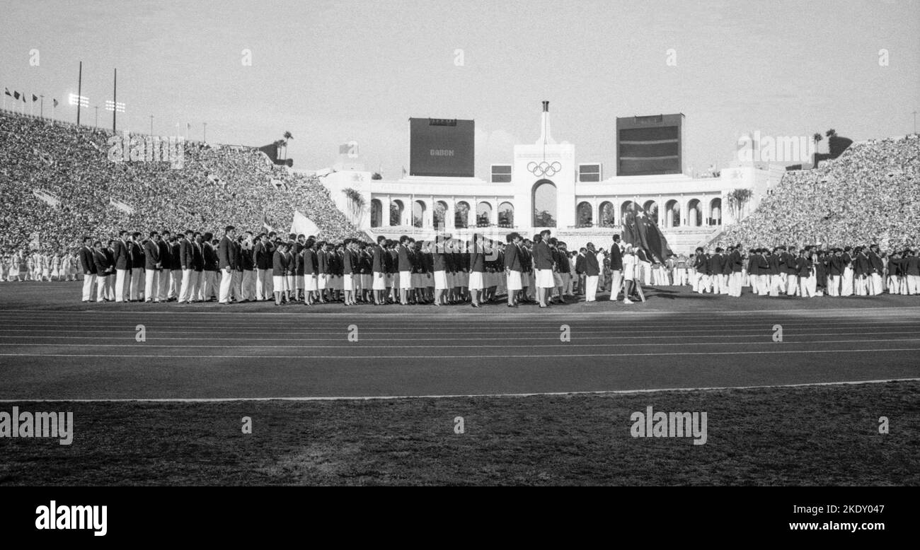 OLYMPISCHE SOMMERSPIELE 1984 IN LOS ANGELES OLYMPISCHE ERÖFFNUNGSZEREMONIE die olympischen Kader haben sich ins Coliseum-Stadion einquariert Stockfoto