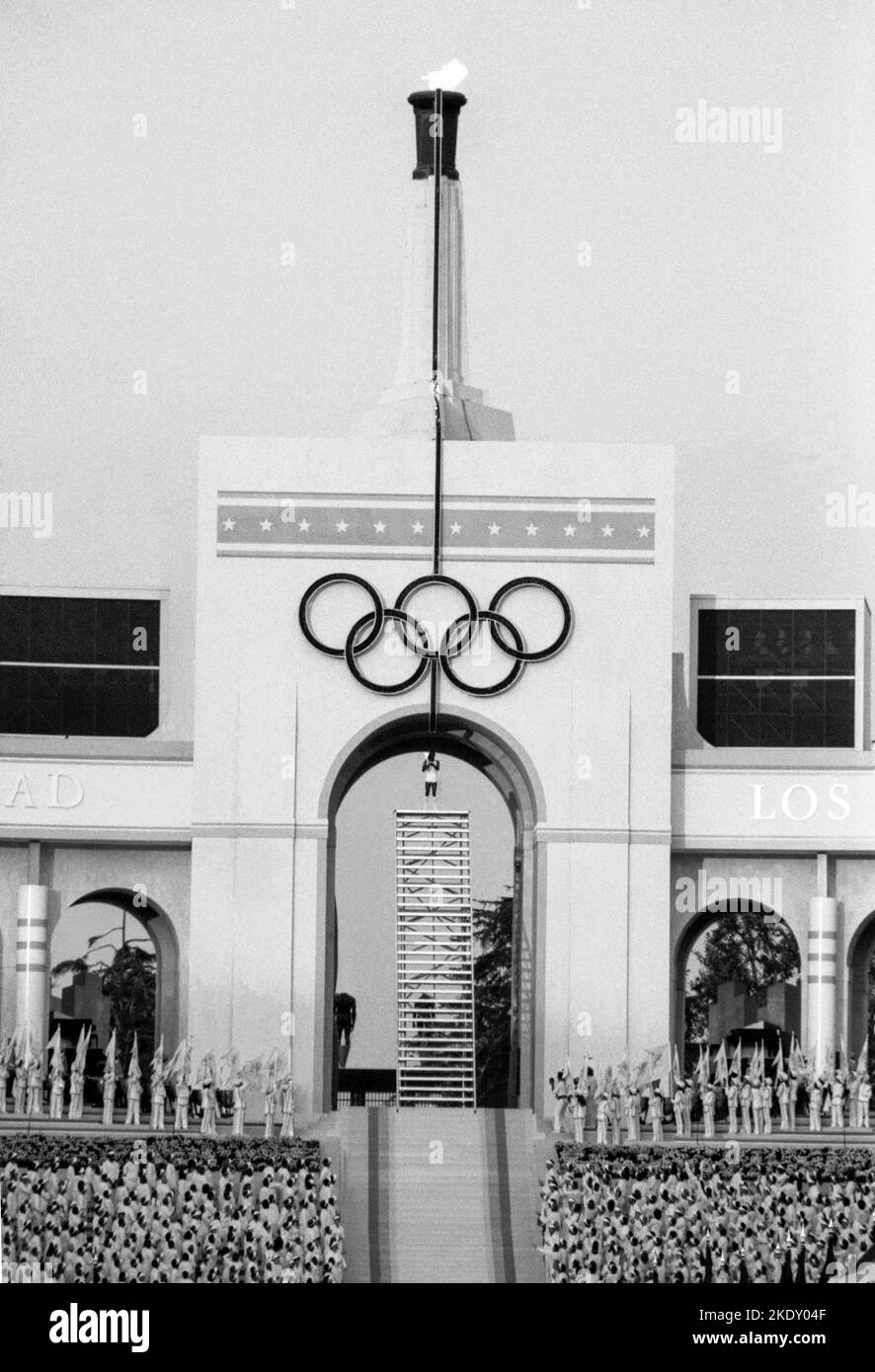 OLYMPISCHE SOMMERSPIELE 1984 in LOS ANGELES zündete Rafer Johnson die Flamme an Stockfoto