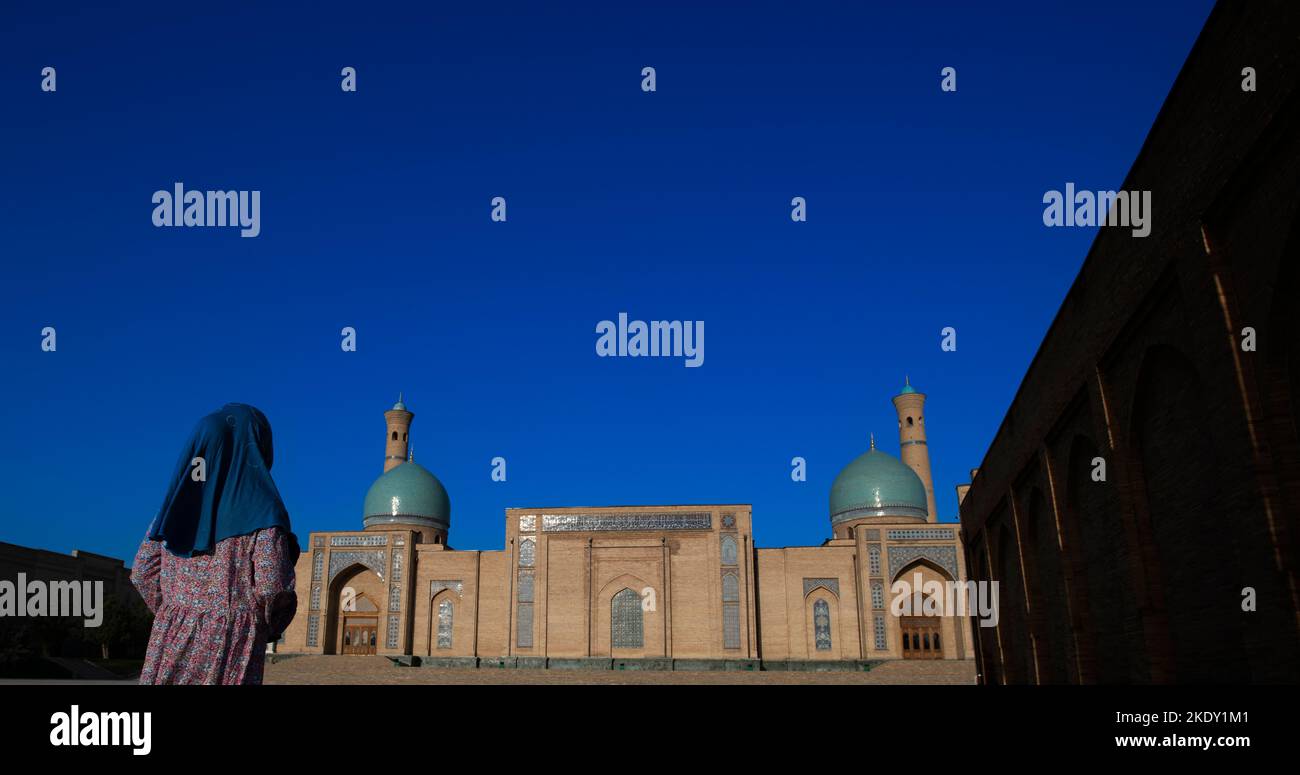 Ein Mädchen, das auf die Moschee des Khaben Imam schaut, taschkent, usbekistan Stockfoto