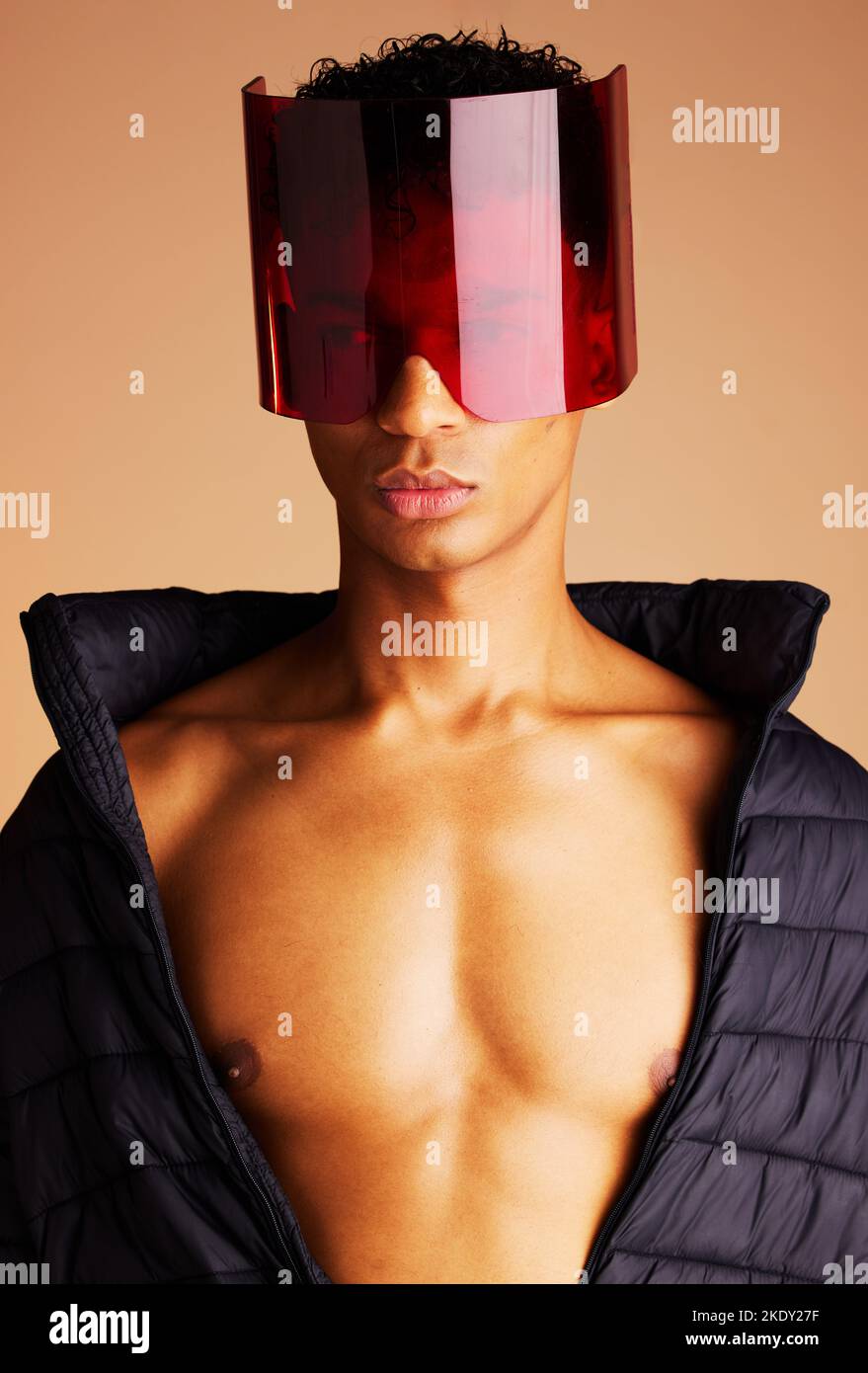 Schönheit, futuristische Mode und Mann in Sonnenbrille mit kreativem Cyberpunk-Stil, modernem Accessoire und trendstarker Sci Fi-Brille. Schwarzer Mann, künstlerisch Stockfoto