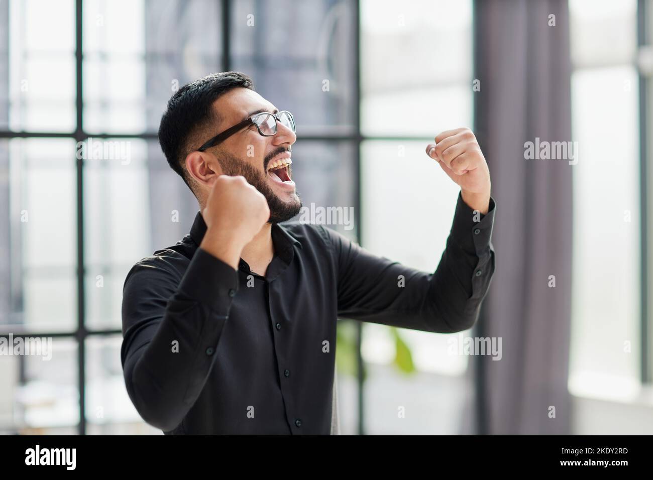 Porträt eines fröhlichen Geschäftsmannes, der seinen Erfolg feiert Stockfoto