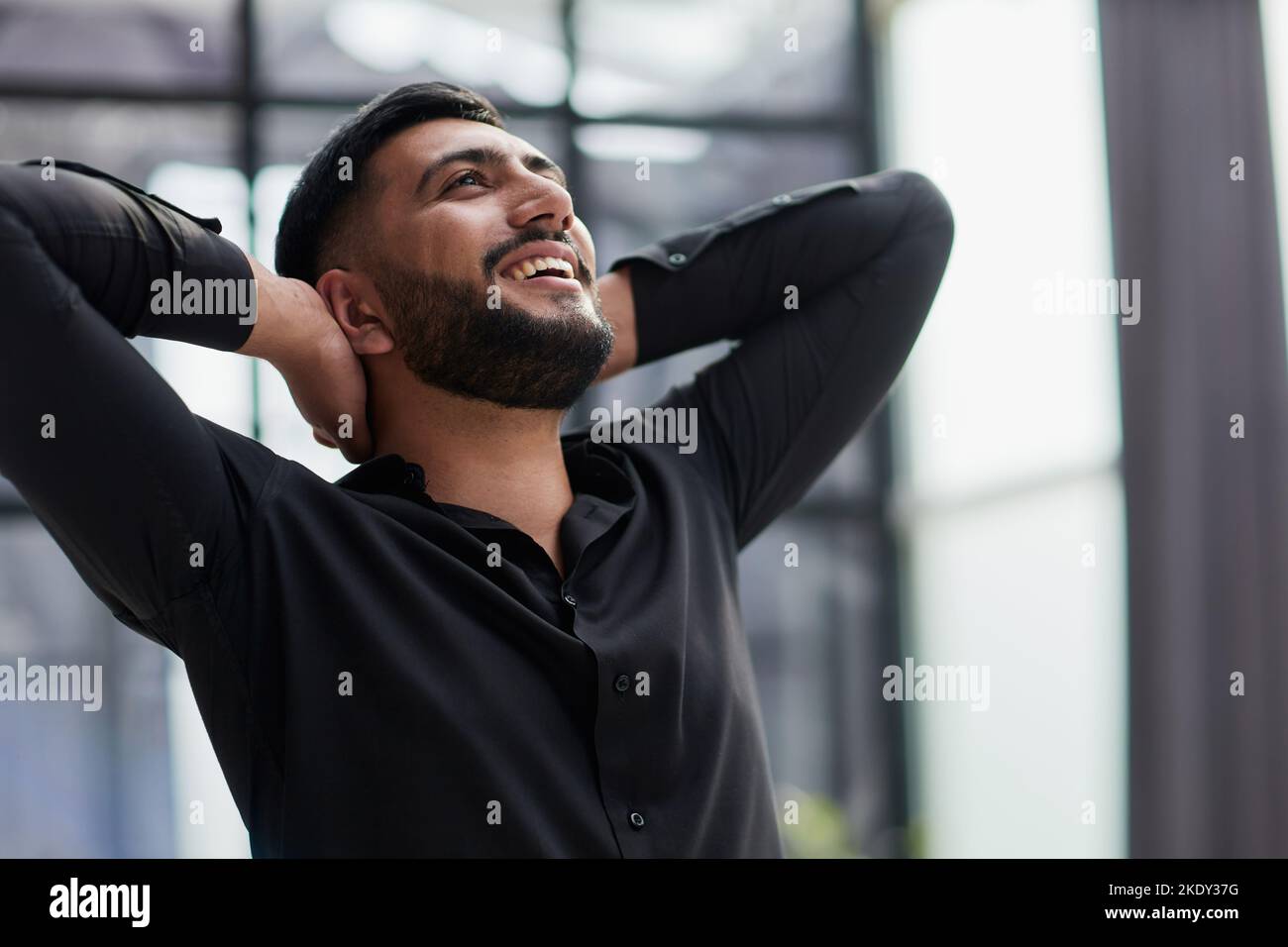 Geschäftsmann mit einem Cocktail und seine Fäuste, entspannend Stockfoto