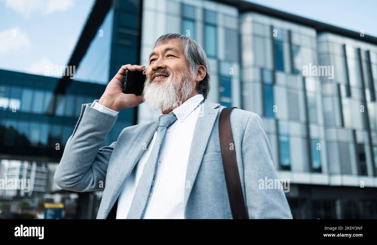 Asian Leader, Senior man, Telefonanruf und Kommunikation für Business, Connect oder Gespräch im Freien. Führungskräfte, Smartphone und ältere Männer sprechen Stockfoto