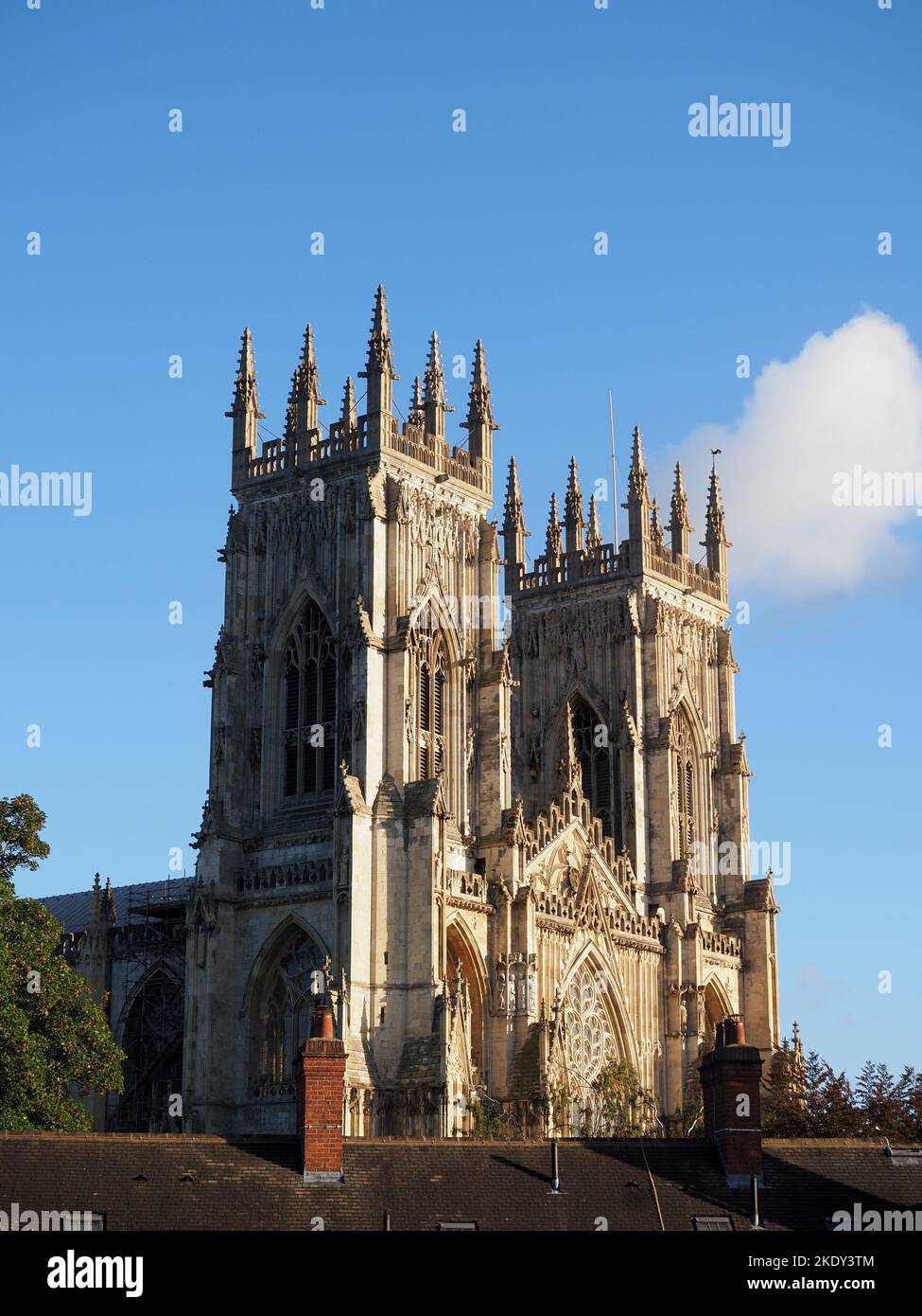 Das historische Münster in York über den Dächern einiger Reihenhäuser Stockfoto