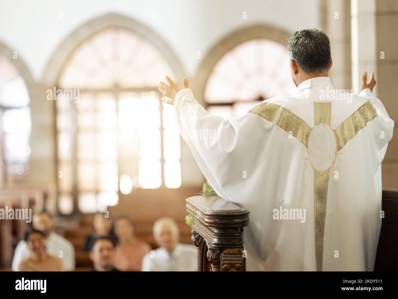 Pastor, Kirche und Mann, die an einem Sonntag für seine Gemeinde zu gott um spirituelles Wohlbefinden beten. Hoffnung, Ordensleute und Priester predigen zu christen Stockfoto