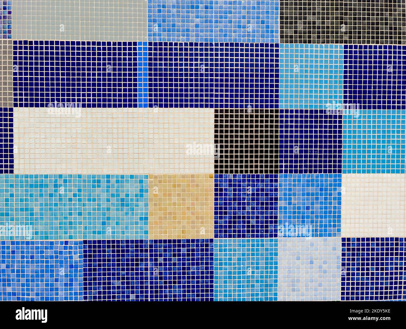Pixelähnliches Mosaik an einer Wand, Spanien-Stockfoto Stockfoto