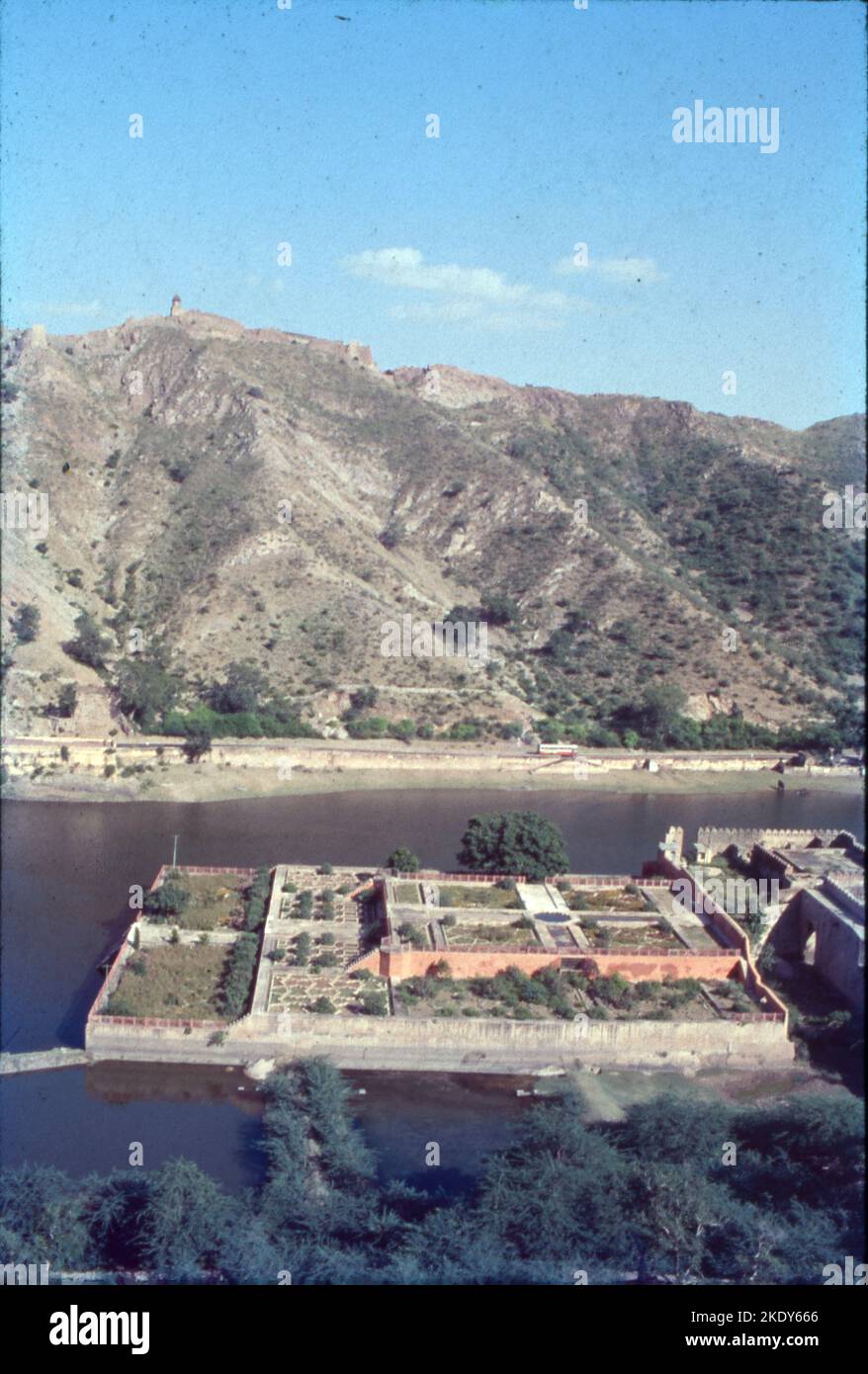 Amer Fort oder Amber Fort ist ein Fort in Amer, Rajasthan, Indien. Amer ist eine Stadt mit einer Fläche von 4 Quadratkilometern, 11 Kilometer von Jaipur, der Hauptstadt von Rajasthan entfernt. Die Stadt Amer und die Amber Fort wurden ursprünglich von Raja man Singh gebaut und Ergänzungen wurden später von Sawai Jai Singh gemacht. Stockfoto