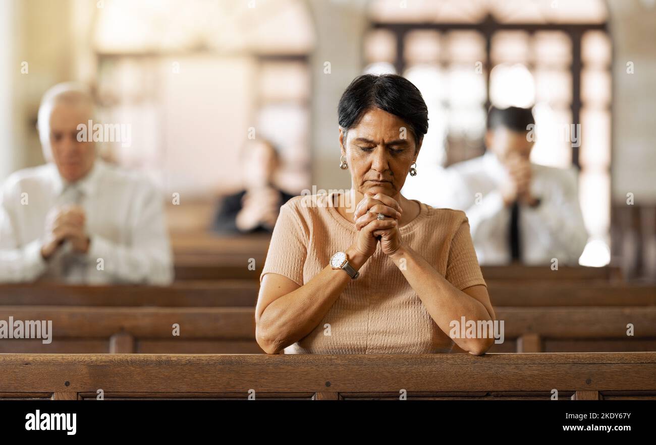 Glaube, Frau und Beten in Kirche, Religion und spirituellem verbinden, kommunizieren oder glauben. Ältere Frau, reife Dame oder Gebet in der Kapelle mit Stockfoto