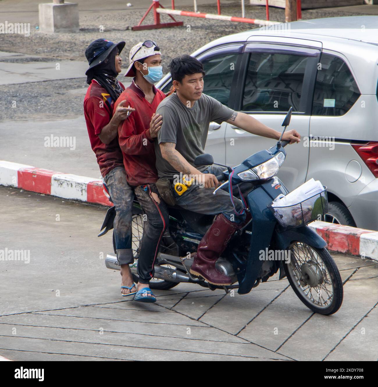 SAMUT PRAKAN, THAILAND, SEP 29 2022, Ein Trio von Bauarbeitern fährt von der Arbeit nach Hause Stockfoto