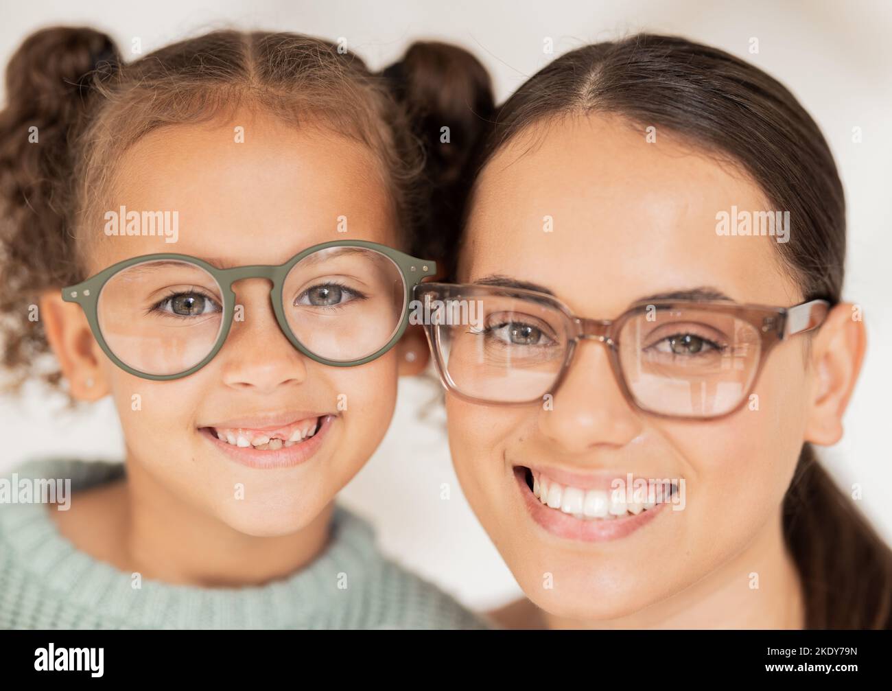 Augenoptiker, Vision und Porträt von Mutter und Kind, die mit einer Brille lächeln. Familie, Gesundheitswesen und Mutter mit Mädchen mit verschreibungspflichtigen Brillen Stockfoto