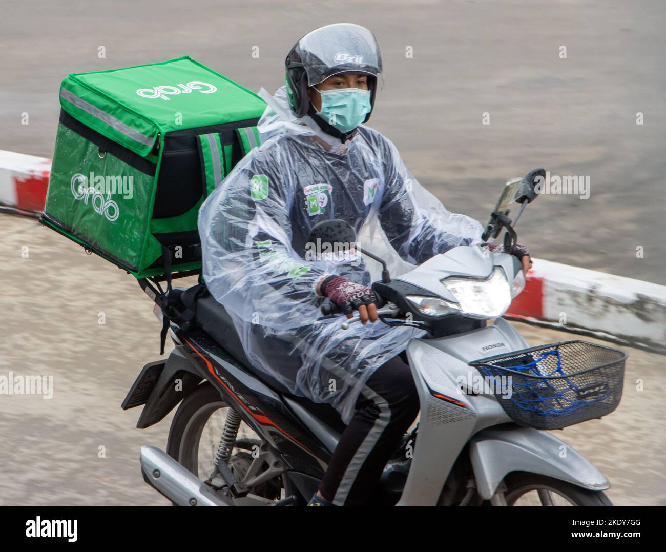 SAMUT PRAKAN, THAILAND, SEP 29 2022, Ein Lieferer fährt mit einem Motorrad und einem Lieferkarton Stockfoto