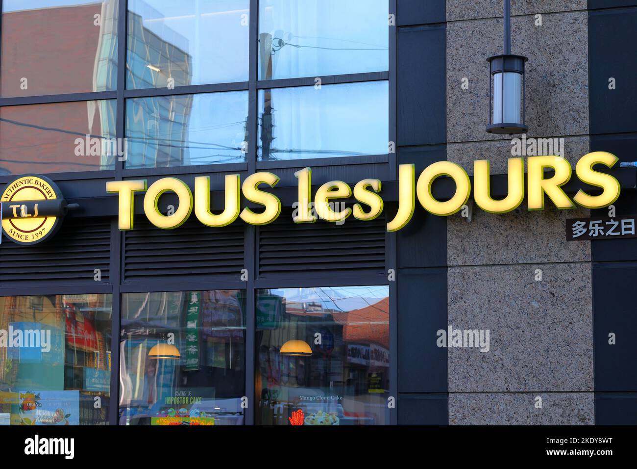 Tous Les Jours-Logo einer koreanischen Bäckereikette in Downtown Flushing, New York. Tous Les Jours ist eine Marke der CJ Group, ein Chaebol Stockfoto
