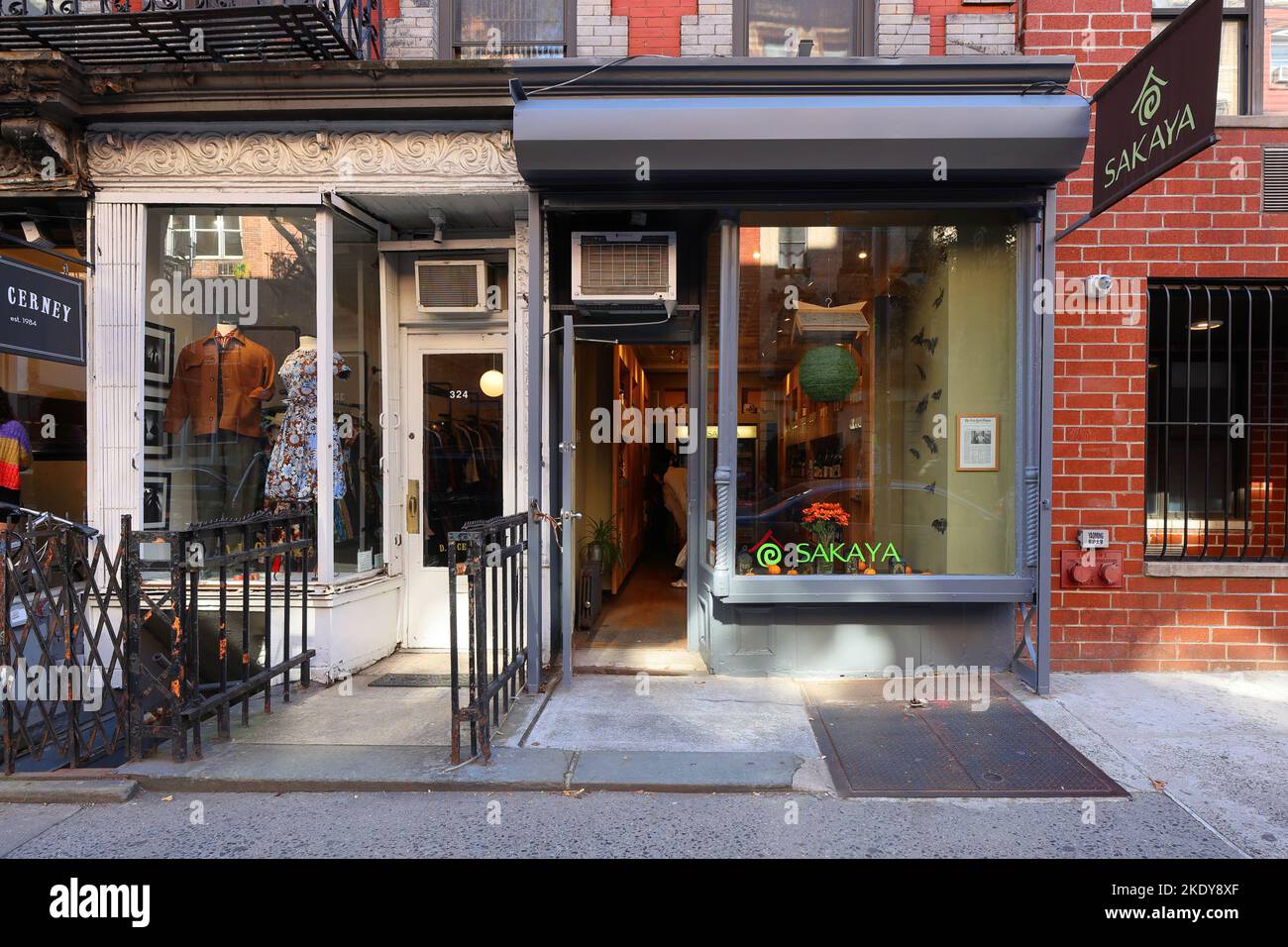 Sakaya, 324 E 9. St, New York, NYC Schaufensterfoto eines Sake- und Soju-Ladens in Manhattans East Village Stockfoto