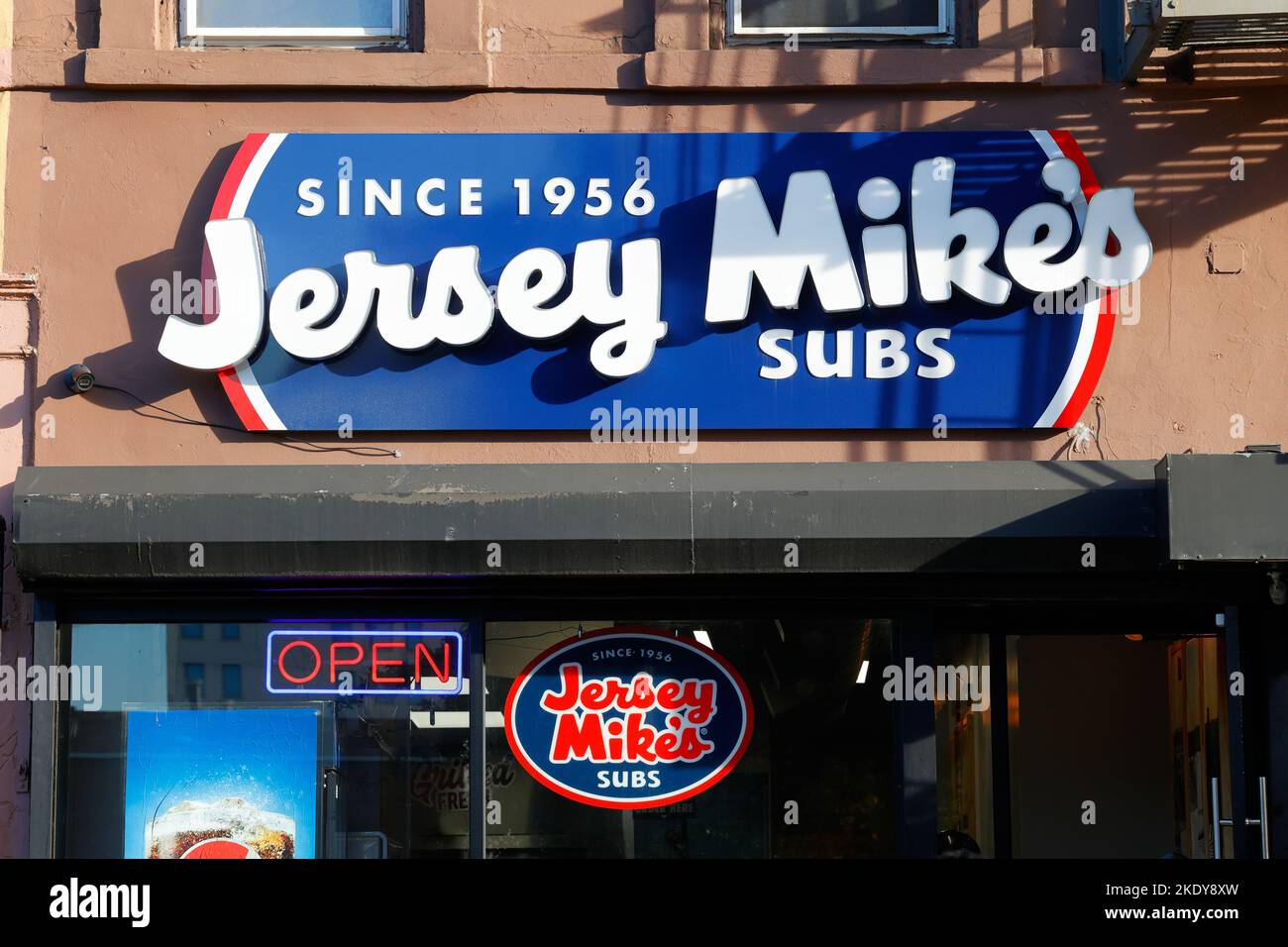 Beschilderung für Jersey Mike's Subs an einem Einzelhandelsstandort in New York. Stockfoto