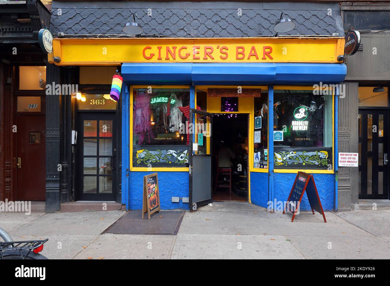Ginger's Bar, 363 5. Ave, Brooklyn, New York, NYC Schaufensterfoto einer lesbisch freundlichen Bar in der Nachbarschaft in Park Slope Stockfoto