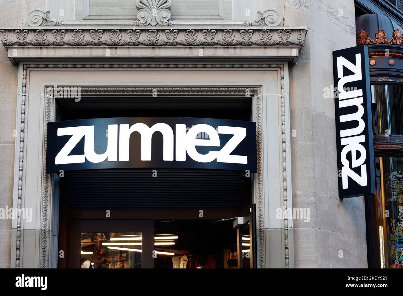 Beschilderung für ein Zumiez Streetwear-Bekleidungsgeschäft an einem Standort in New York. Stockfoto